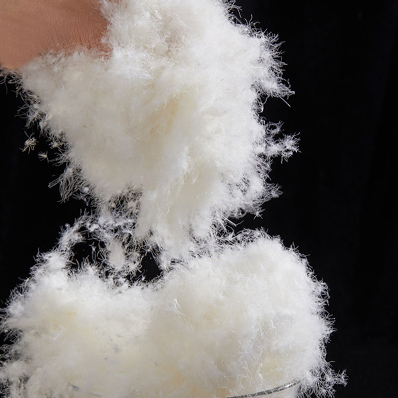 Piumino d'anatra bianca pura all'80%. Piumino d'anatra bianca pura all'80%.